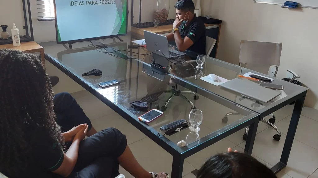 Um homem e uma mulher em uma sala de reunião debatendo ideias para o ano de dois mil e vinte e dois.